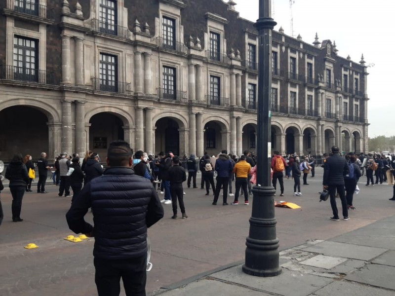Se manifiestan restauranteros frente a palacio estatal