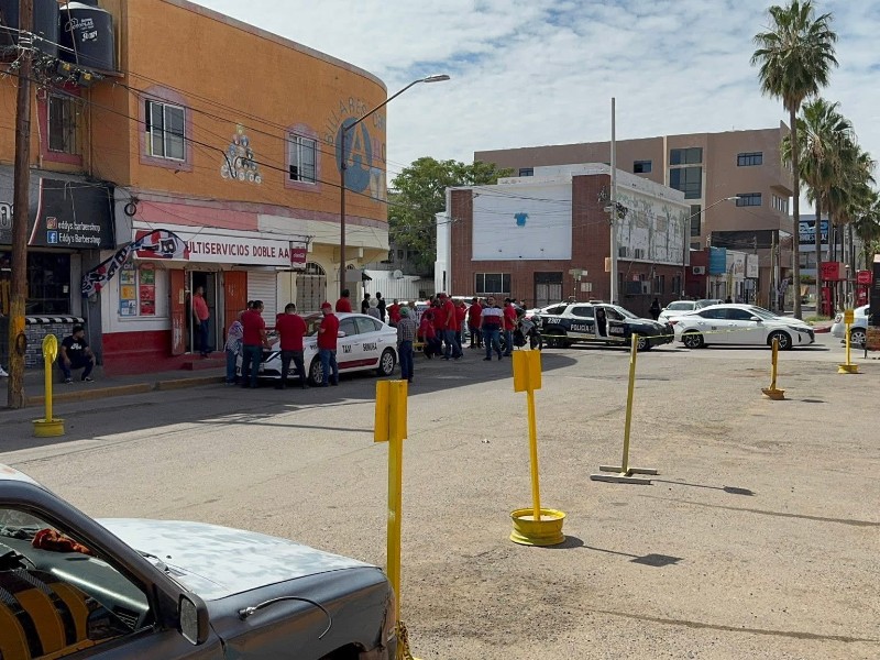 Se manifiestan taxistas en contra de reubicación