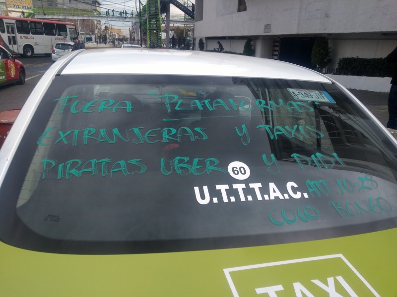 Se manifiestan taxistas en contra de UBER