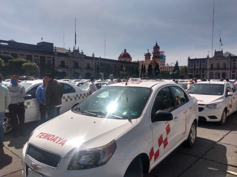 Se manifiestan taxistas en Toluca
