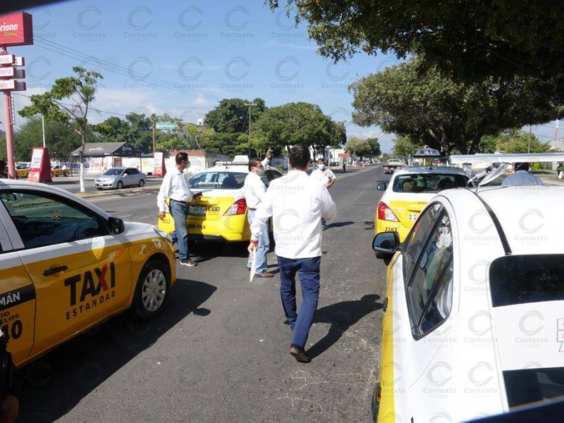 Se manifiestan taxistas, piden retiro de mototaxis