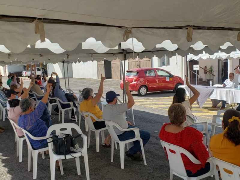 Se manifiestan trabajadores burócratas en la Junta Estatal de Caminos