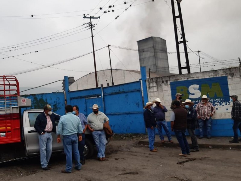 Se manifiestan trabajadores cañeros a fuera de Ingenios de Veracruz.