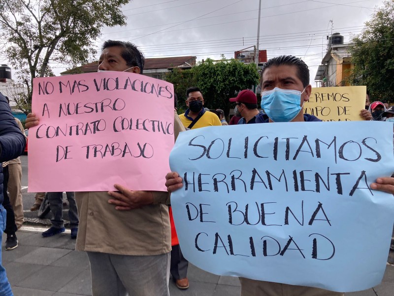 Se manifiestan trabajadores de CMAS Xalapa