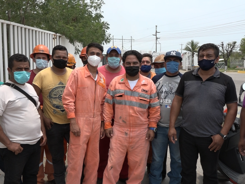 Se manifiestan trabajadores de compañía frente a refinería en SalinaCruz