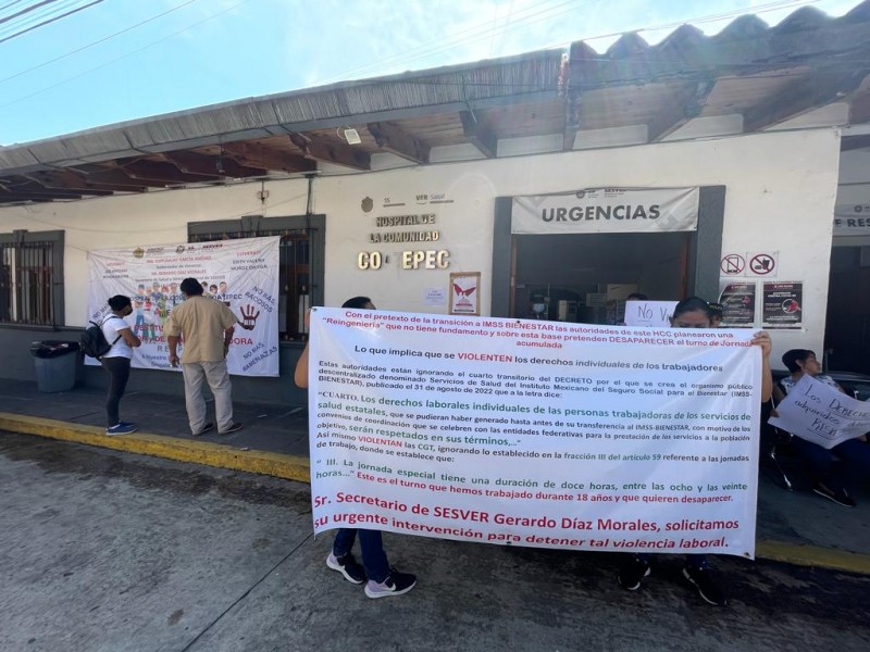 Se manifiestan trabajadores de hospital de Coatepec