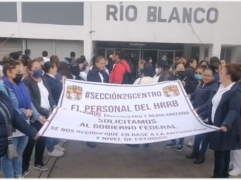 Se manifiestan trabajadores de hospital en Río Blanco