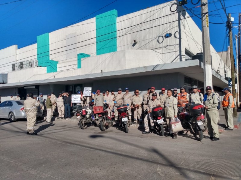 Se manifiestan trabajadores de la CEA piden aguinaldos