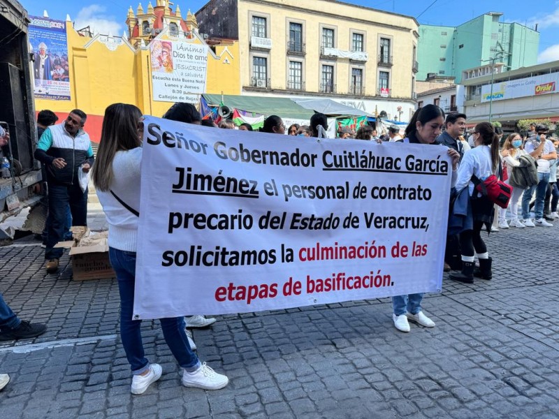 Se manifiestan trabajadores de la Secretaría de Salud en Xalapa