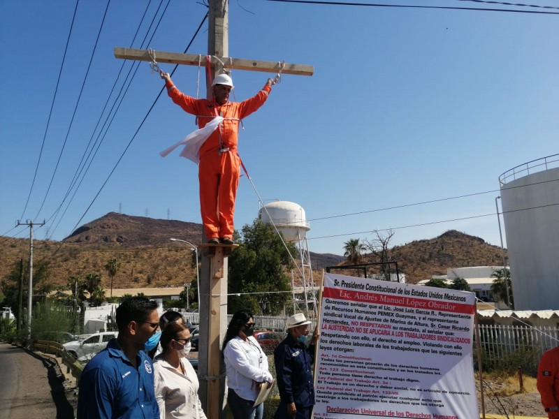 Se manifiestan trabajadores de Pemex por no tener trabajo