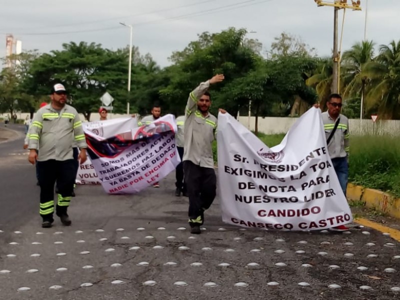 Se manifiestan trabajadores de Tamsa