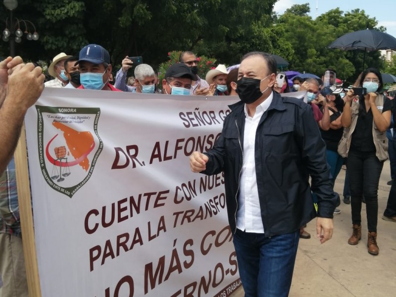 Durazo sale de Palacio para atender manifestación