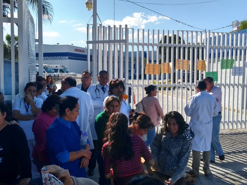 Se manifiestan trabajadores del hospital general