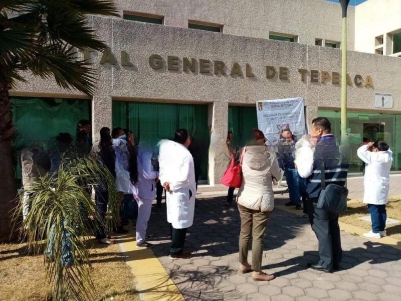 Se manifiestan trabajadores del Hospital General de Tepeaca