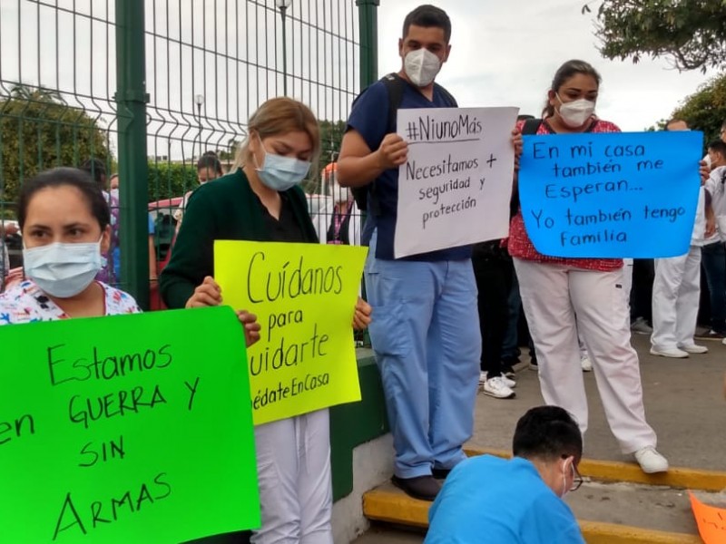 Se manifiestan trabajadores del IMSS