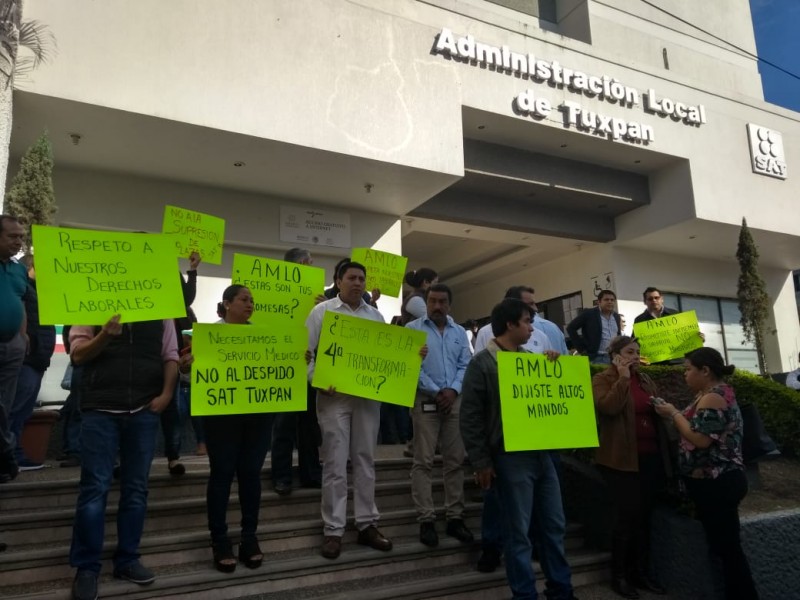 Se manifiestan trabajadores del SAT