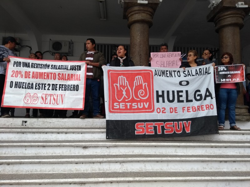 Se manifiestan trabajadores del SETSUV en Tuxpan