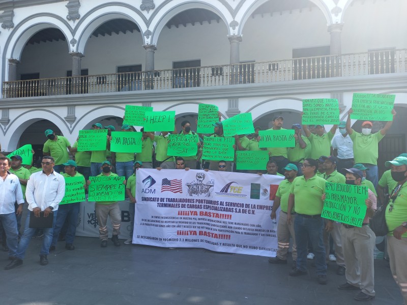 Se manifiestan trabajadores portuarios en el zócalo de Veracruz