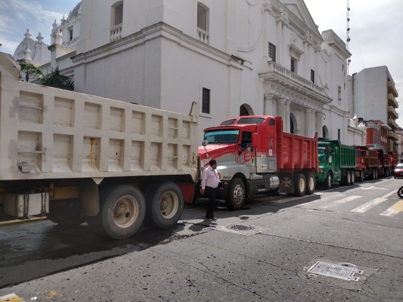 Se manifiestan transportistas de carga