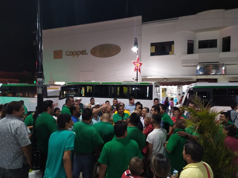 Se manifiestan transportistas; denuncian preferencias