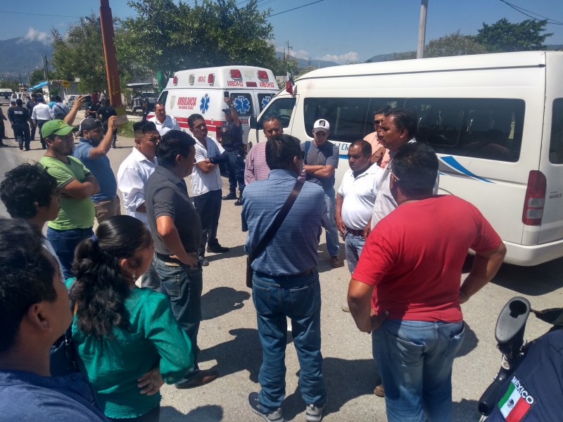 Se manifiestan transportistas en Chilac