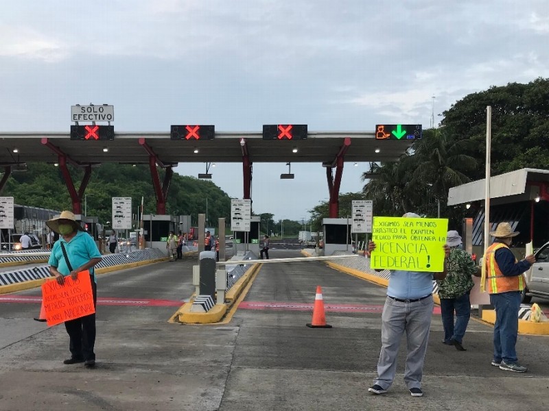 Se manifiestan transportistas en distintas zonas de Veracruz.