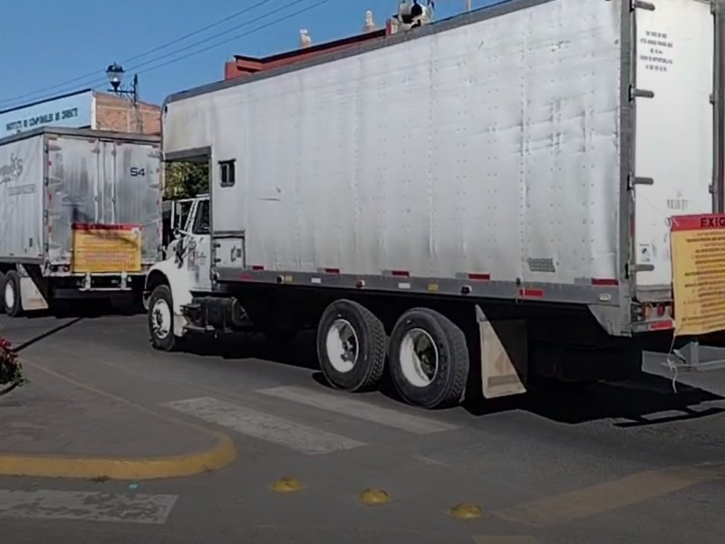 Se manifiestan transportistas en San Juan del Río