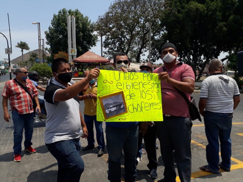 Se manifiestan transportistas en Tepic, piden apoyo alimentario