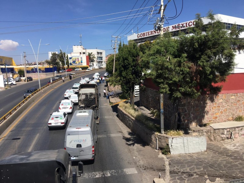 Se manifiestan transportistas, piden apoyos de Secretaría del Bienestar