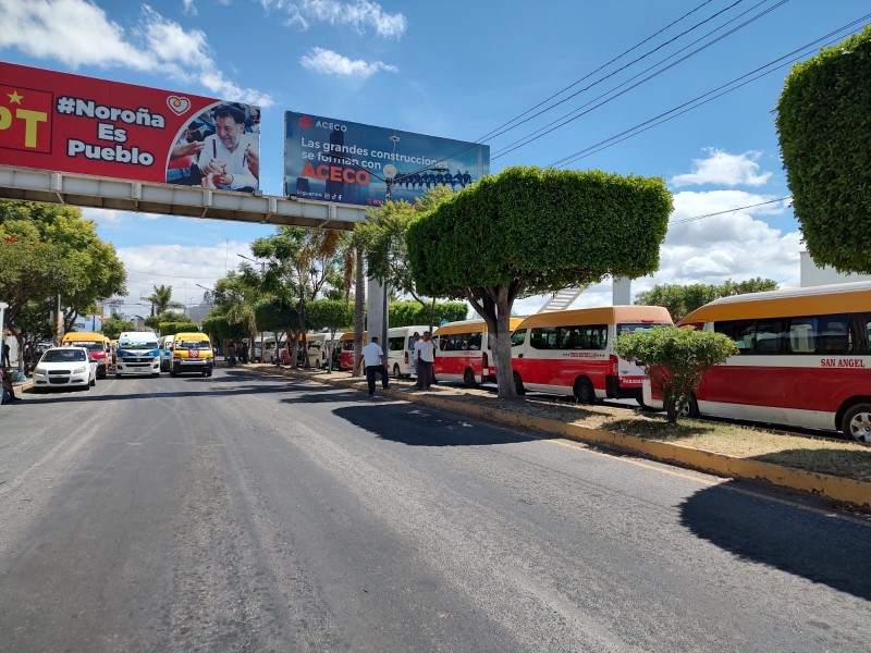 Se manifiestan transportistas por grúas, presentan queja ante SMT