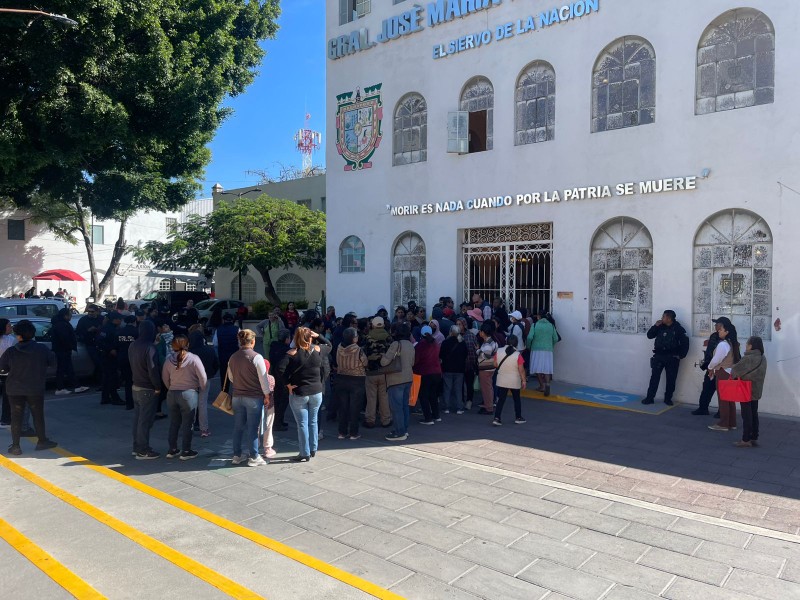  Se manifiestan vecinos de la manantiales en el Morelos