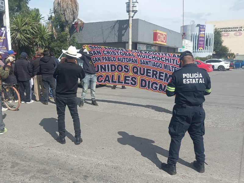 Se manifiestan vecinos de la zona norte Toluca por calles intransitables