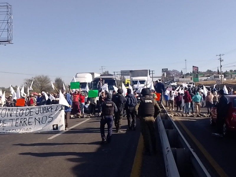 Se manifiestan Vecinos de Lo de Juárez por desalojo.