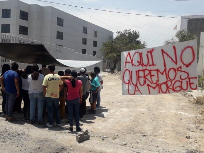 Se manifiestan vecinos de Miramar en contra de morgue