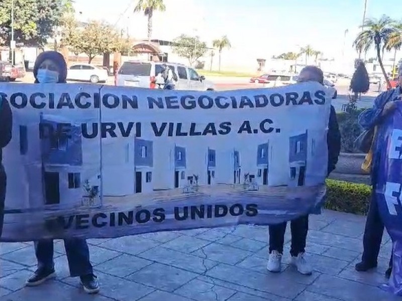 Se manifiestan vecinos de Urbi Villas en Palacio Municipal