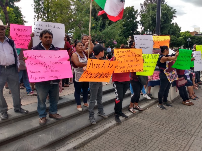 Se manifiestan vendedores ambulantes fuera del palacio municipal