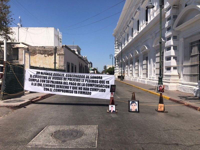 Se manifiestan viudas de policías por compensación a víctimas