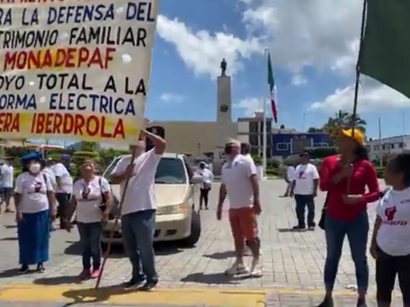 Se manifiestan y bloquean calles de Tepic integrantes del MONADEPAF