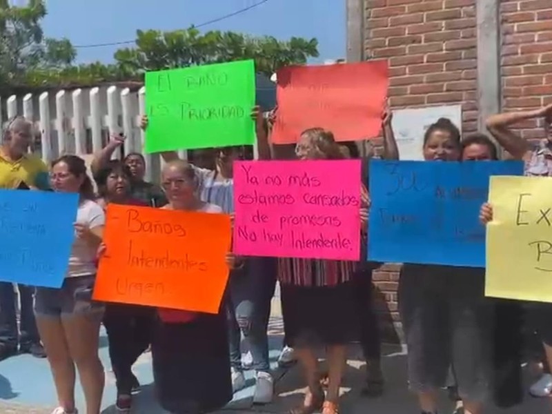 Se manifiestan y exigen construcción urgente de baños para escuela en Veracruz
