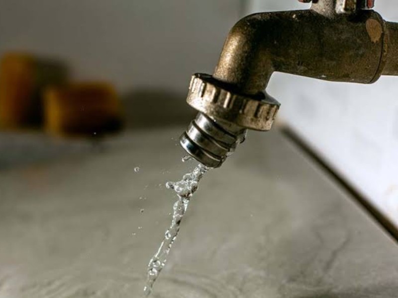 Se mantiene baja presión y cortes de agua en El Carrizo