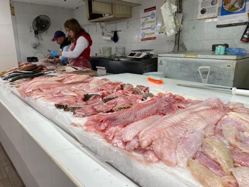 Se mantiene venta de pescados y mariscos durante el invierno
