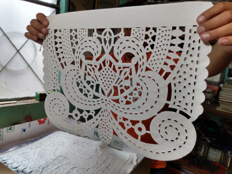 Se mantiene viva la tradición del papel picado