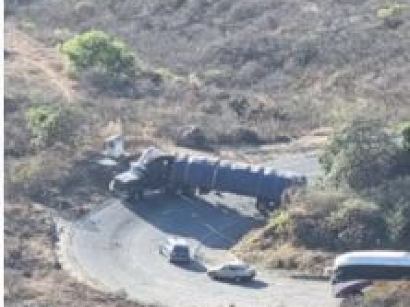 Se mantienen bloquedas las cumbres de Acultzingo por volcadura