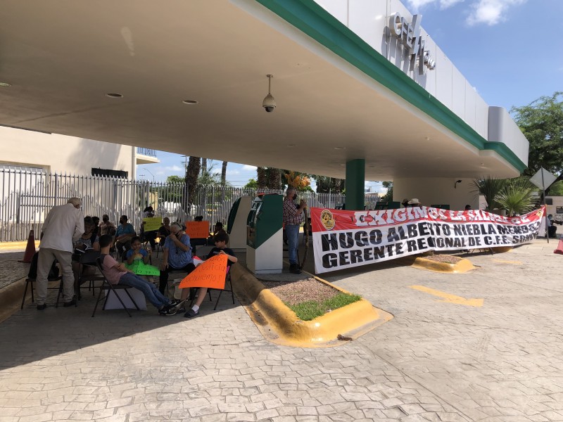 Se mantienen bloqueos en centros de atención de CFE