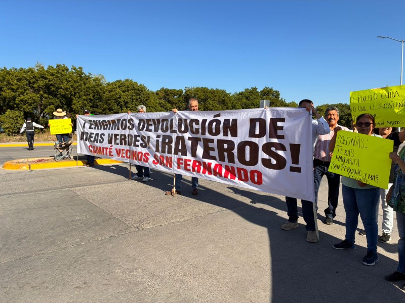 ¡Se mantienen firmes!Vecinos de la San Fernando Bloquean el Rosales,reclaman áreas verdes