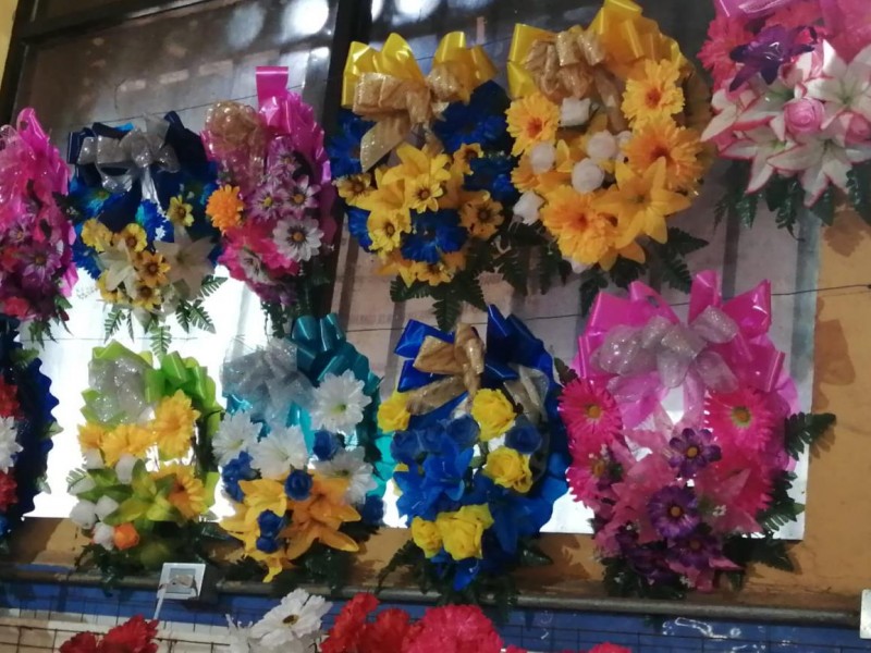 Se mantienen precios de flores y coronas de muertos