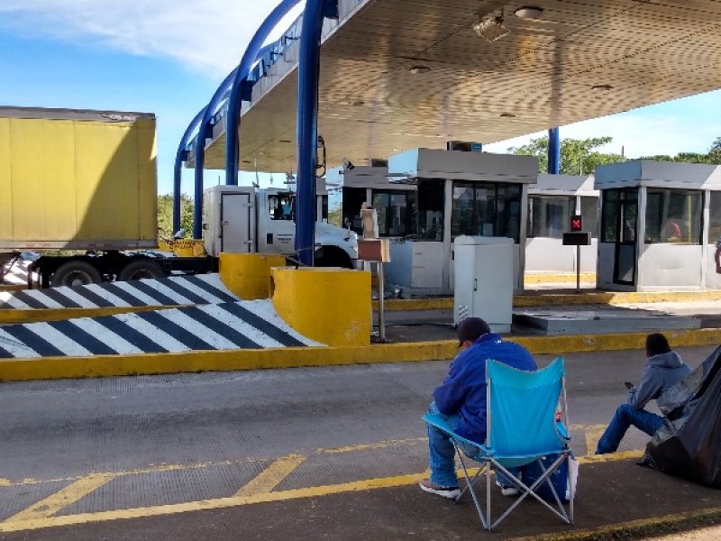 Se mantienen tomadas las casetas en Nayarit