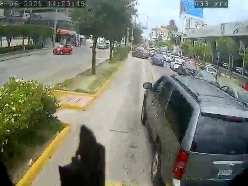 Se mete al carril confinado y lo impacta “oruga”