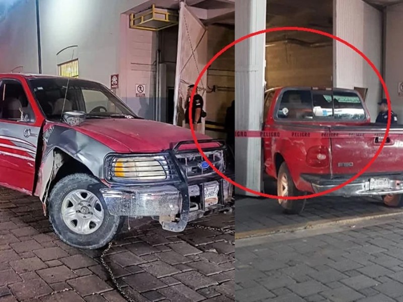 Se mete con todo y camioneta a Coppel en Tecamachalco