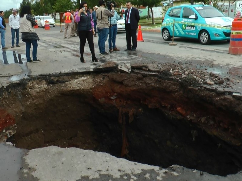 Se movilizan para reparar socavón